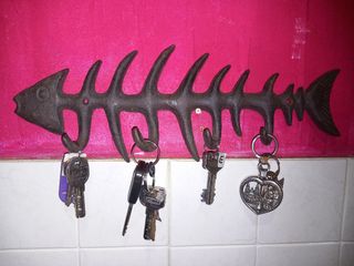 PERCHERO HIERRO ESQUELETO PEZ 4 COLGADOR