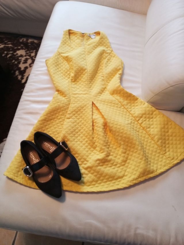 Vestido amarillo vuelo corto