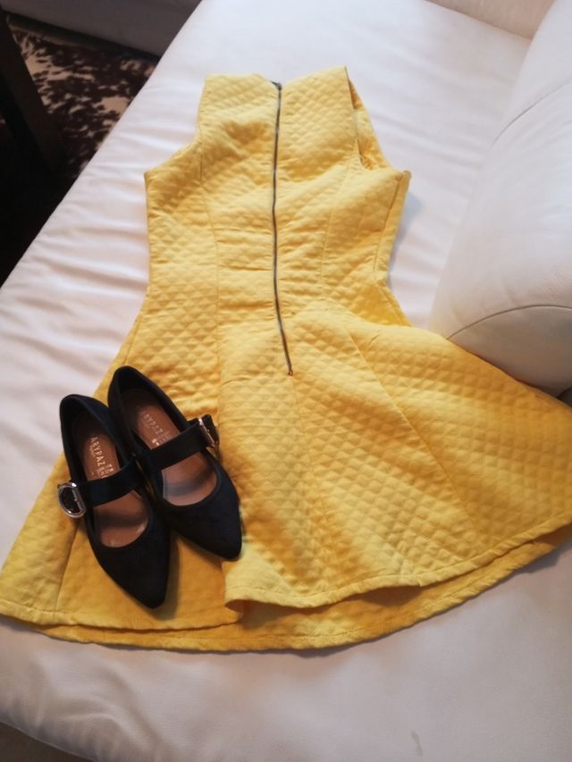 Vestido amarillo vuelo corto
