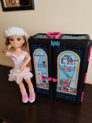 Muñeca Nancy y armario ropa