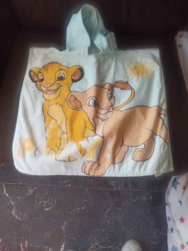 Toalla poncho del Rey León