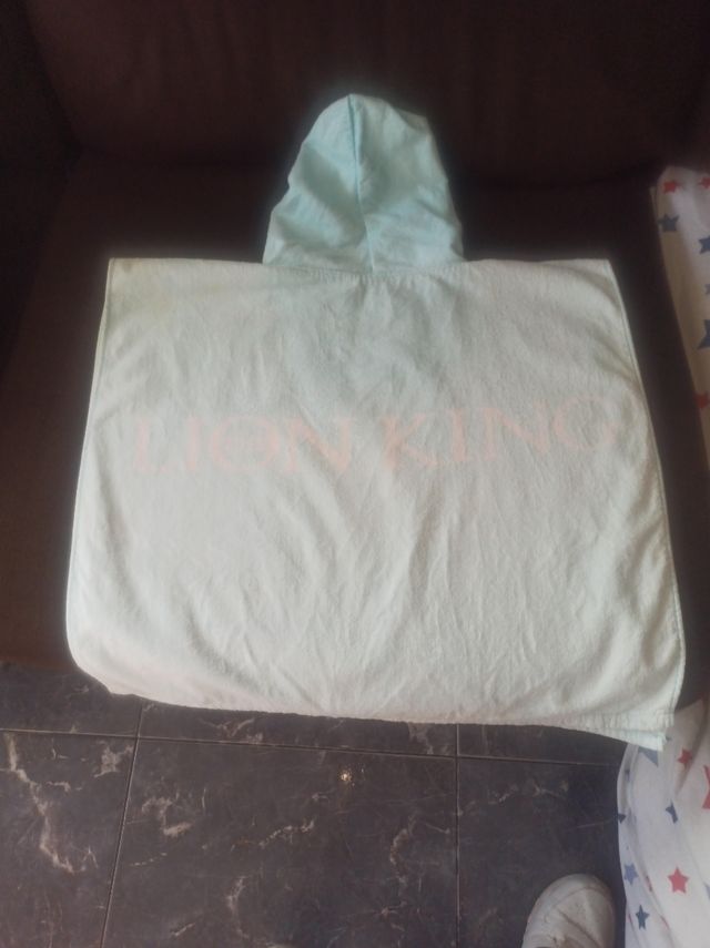 Toalla poncho del Rey León