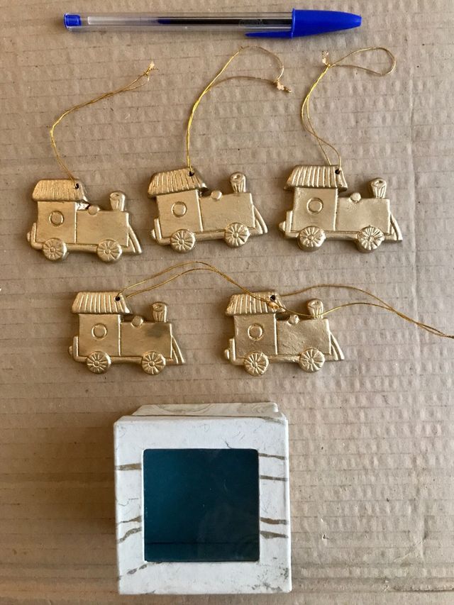 Cajita artesana con 5 trenes dorados