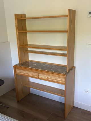 Mueble con baldas y cajones