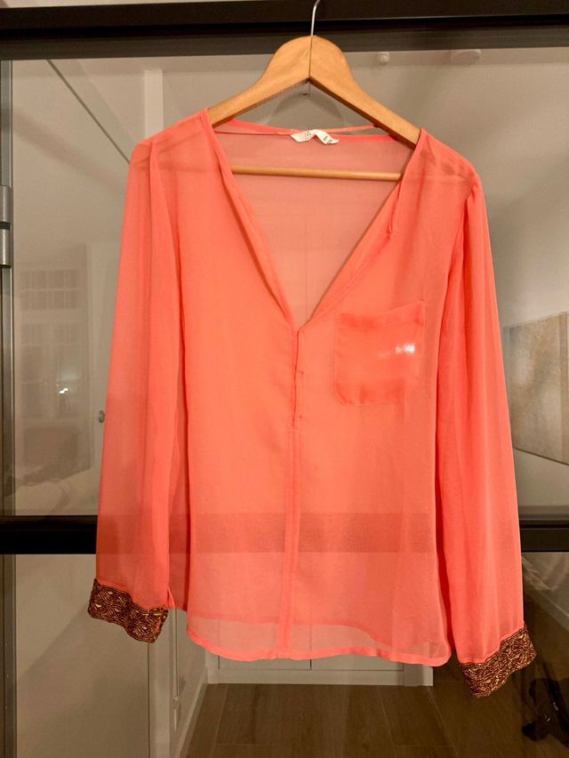 Camisa  coral puños bordados