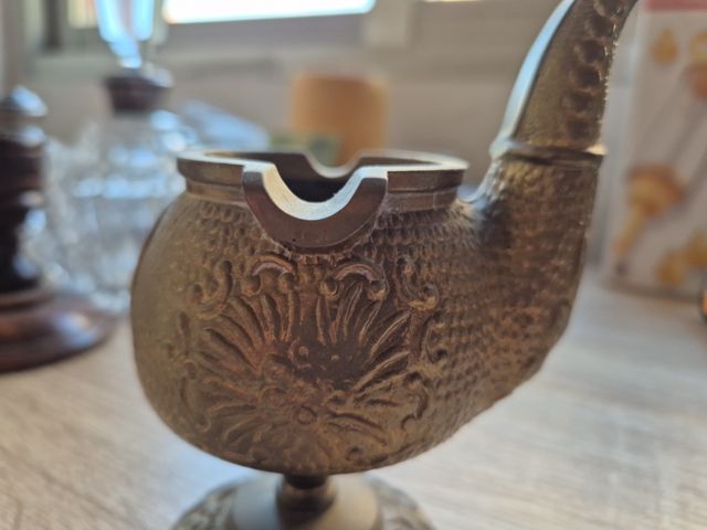 Antiguo cenicero de Bronce