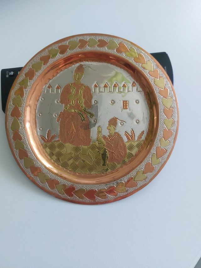Plato de cobre decorado, para colgar o sobremesa.