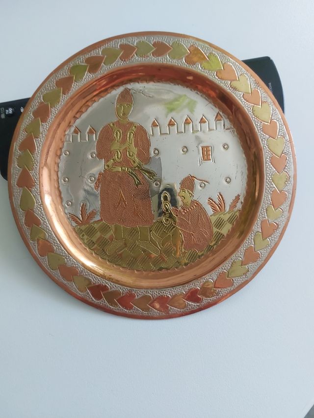 Plato de cobre decorado, para colgar o sobremesa.