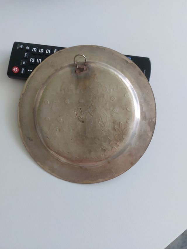 Plato de cobre decorado, para colgar o sobremesa.