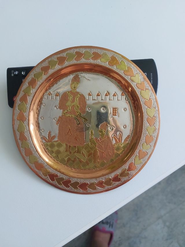 Plato de cobre decorado, para colgar o sobremesa.