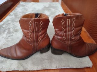 Botines camperos. Piel . Tapa tacón nue
