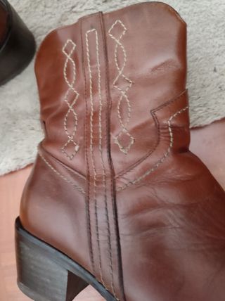 Botines camperos. Piel . Tapa tacón nue