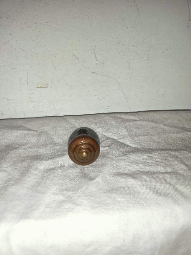 Antiguo tirador bronce relieve