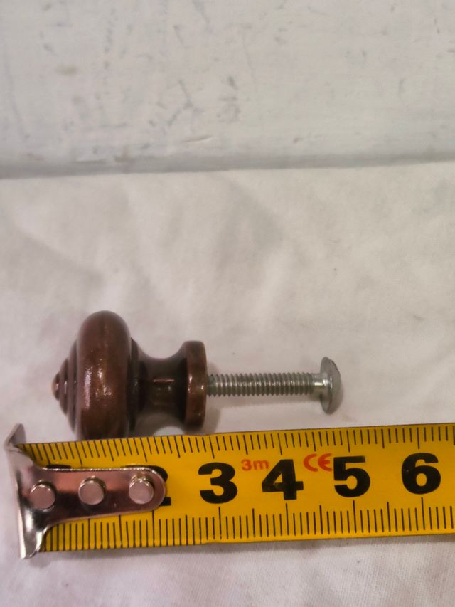 Antiguo tirador bronce relieve