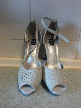 Dos pares de zapatos los dos por 11