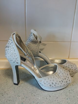 Dos pares de zapatos los dos por 11