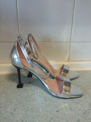 Dos pares de zapatos los dos por 11