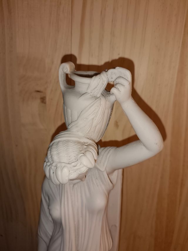 Figura de marmolina diosa de verano