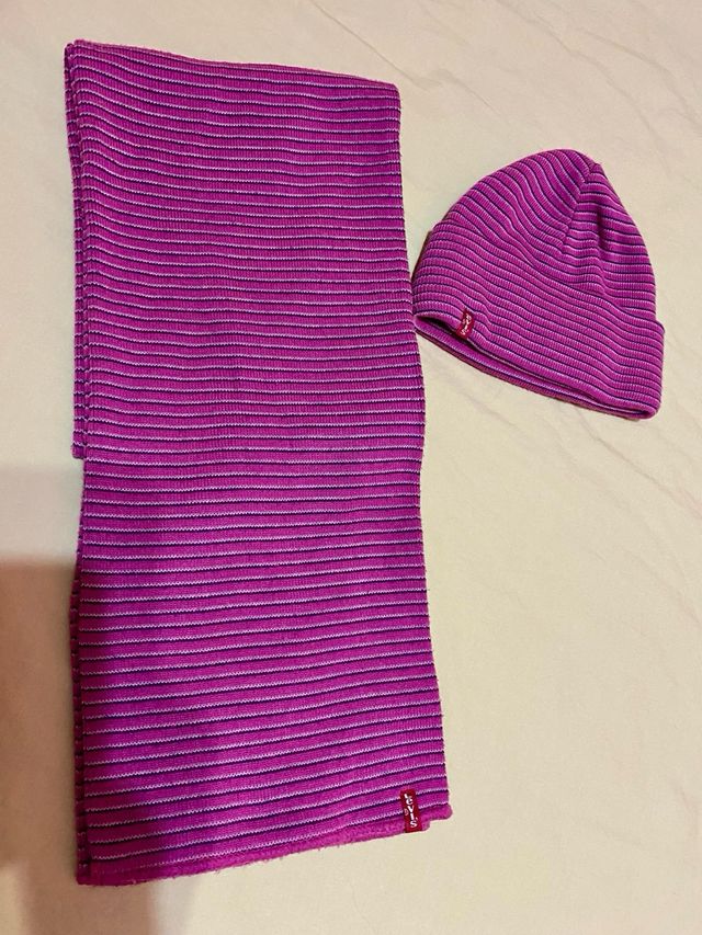 Conjunto LEVI’S bufanda y gorro.