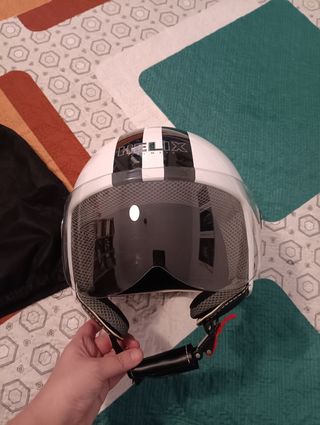 Casco blanco y negro marca helmets