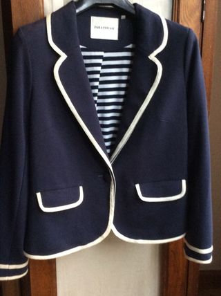 CHAQUETA AZUL MARINO  CON RIBETE EN BLANCO
