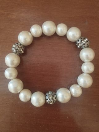 Pulsera de perlas blancas