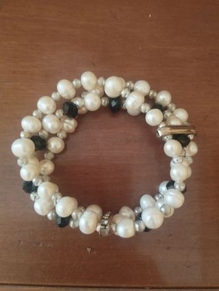 Pulsera triple de perlas blancas