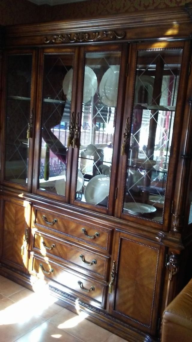 Estantería de madera provenzal y cristal