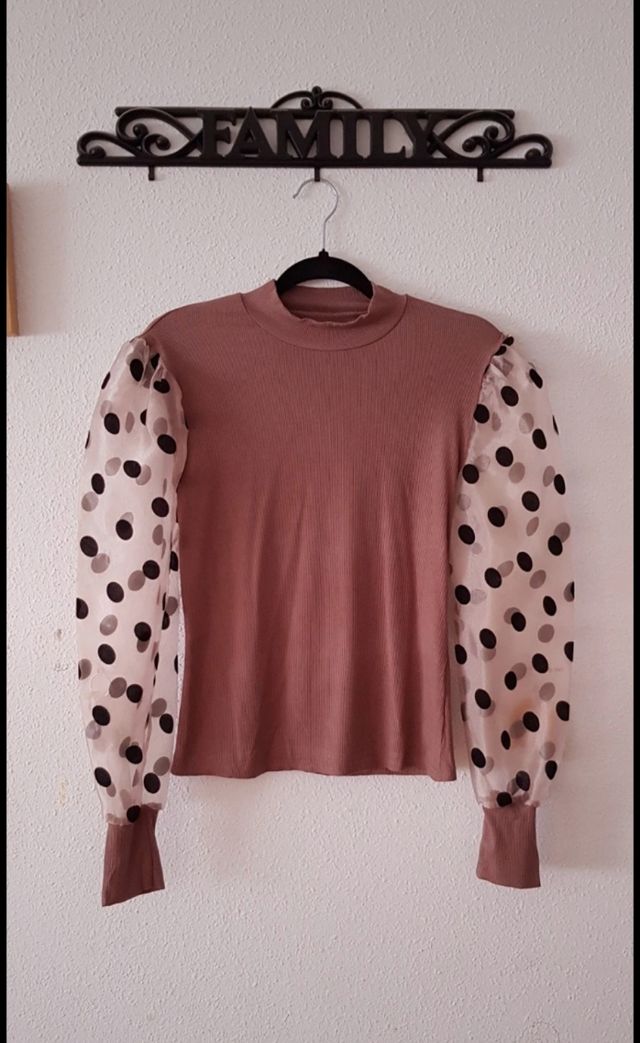 Blusa con manga transparente de lunares