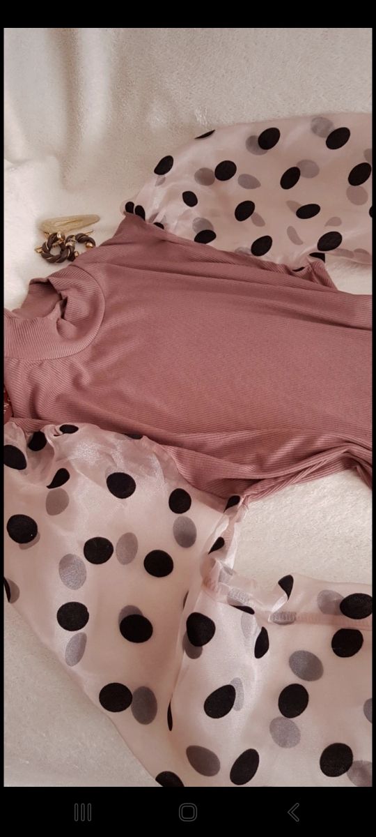 Blusa con manga transparente de lunares