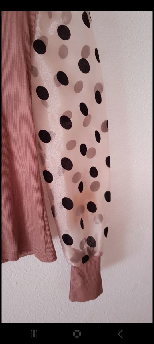 Blusa con manga transparente de lunares