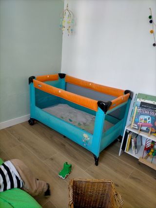 Cuna plegable Jané con colchón y nórdico 