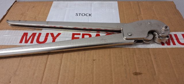 Tenaza prensaterminales