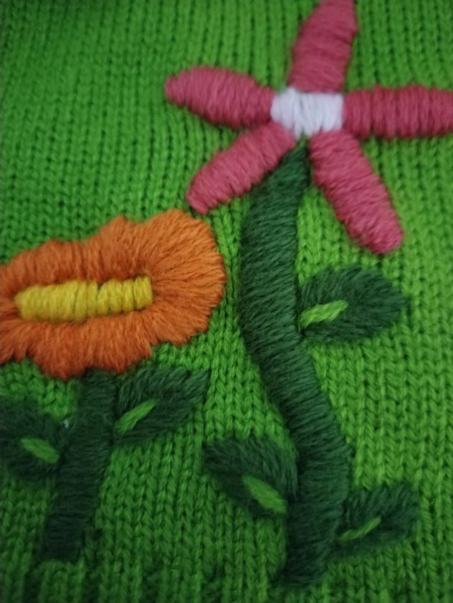 Chaqueta niña bordada