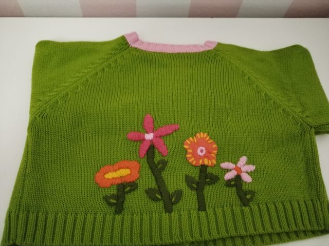 Chaqueta niña bordada