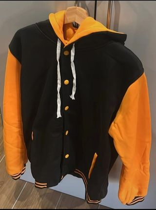 Chaqueta con capucha