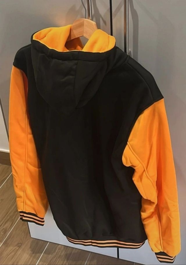 Chaqueta con capucha