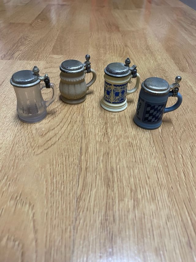 Tazas pequeñas antiguas