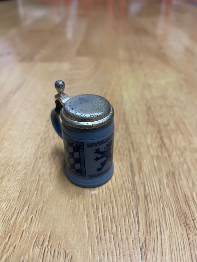 Tazas pequeñas antiguas