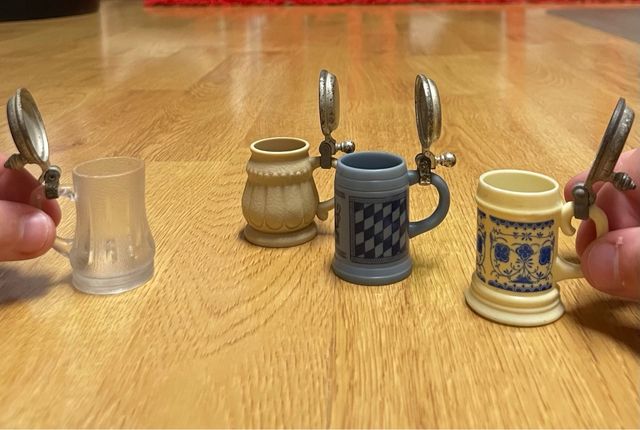 Tazas pequeñas antiguas