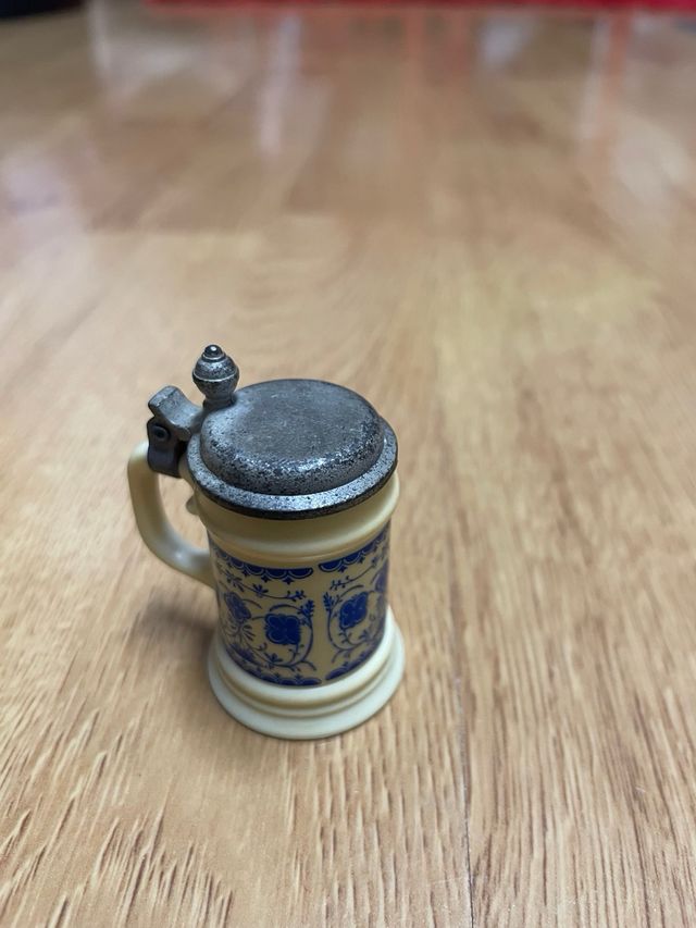 Tazas pequeñas antiguas