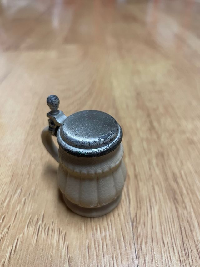 Tazas pequeñas antiguas