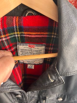 Chaqueta levis cuero corte tejanos con forro escoc