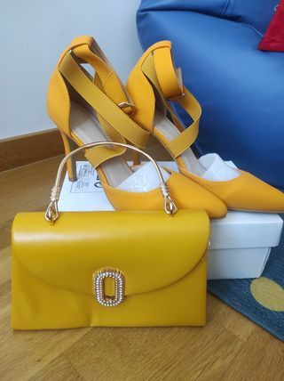 Zapatos y bolso amarillos