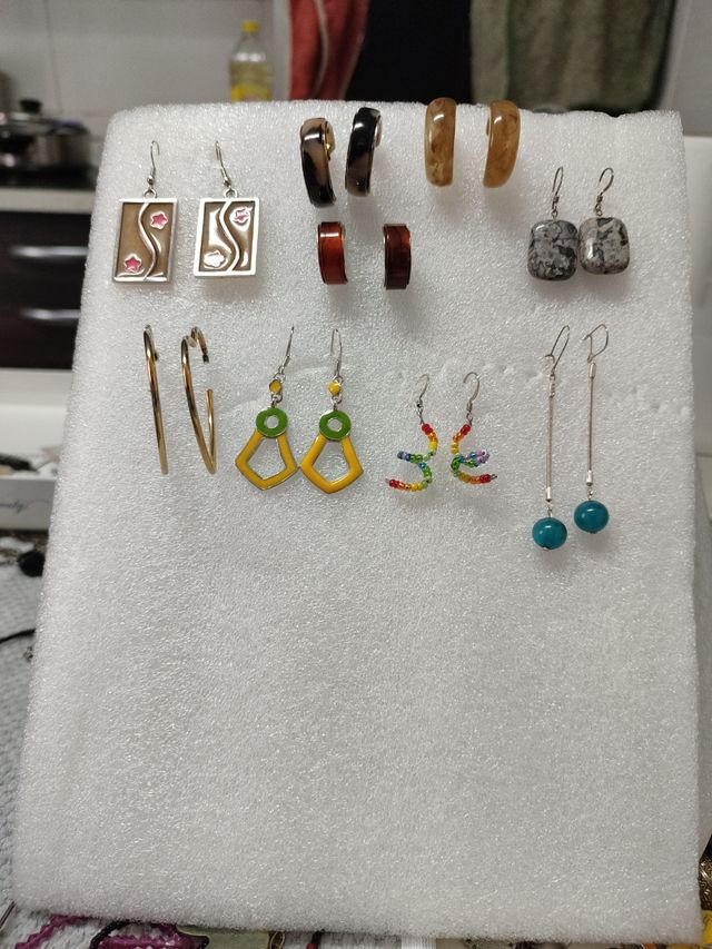 Nueve pares de pendientes multicolor