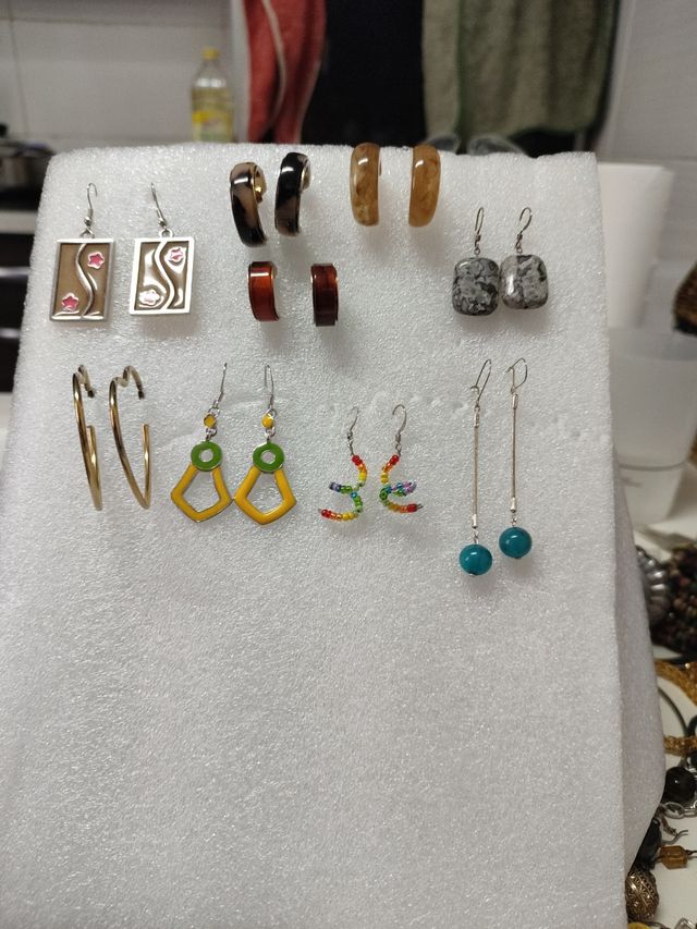 Nueve pares de pendientes multicolor
