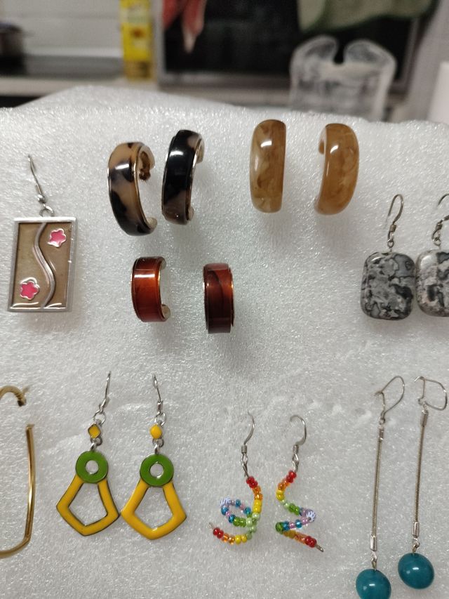 Nueve pares de pendientes multicolor