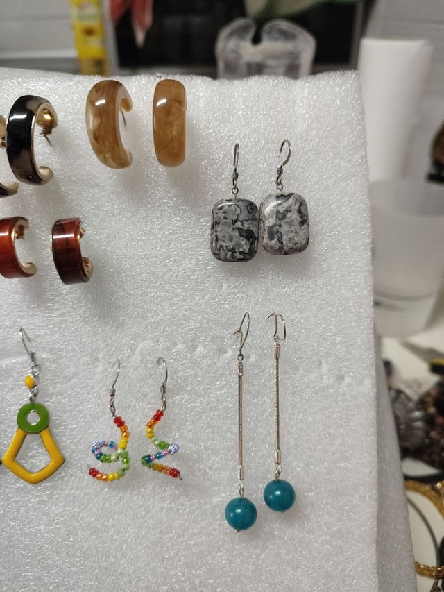 Nueve pares de pendientes multicolor