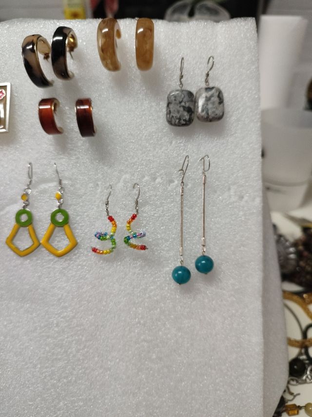 Nueve pares de pendientes multicolor