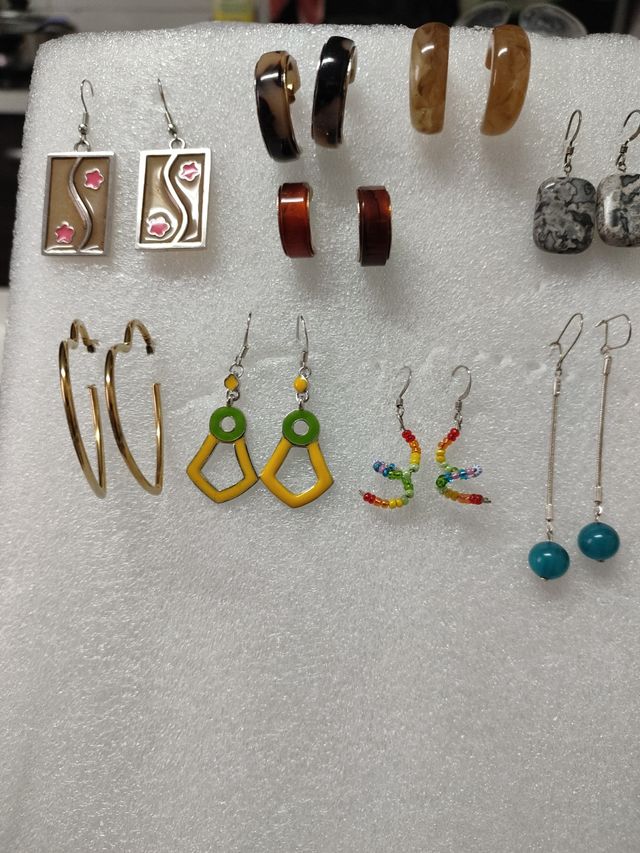Nueve pares de pendientes multicolor